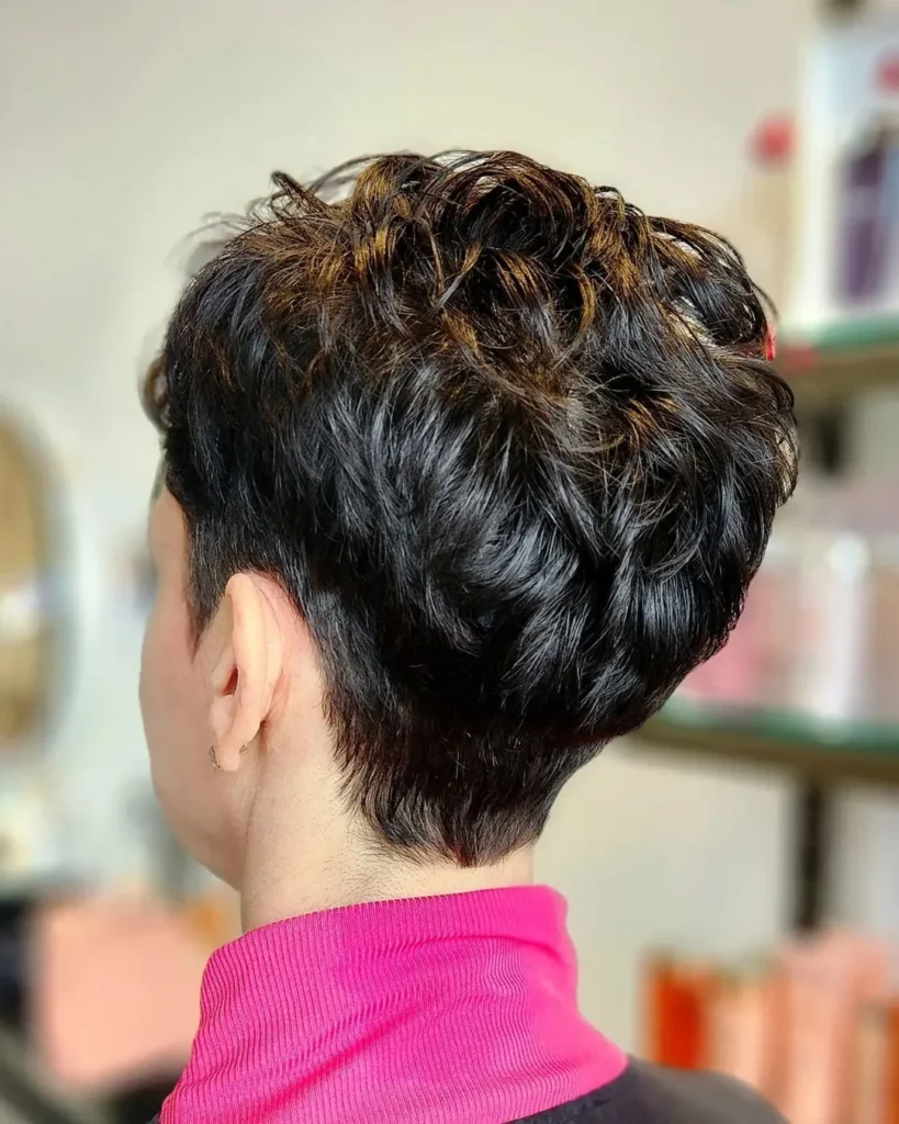 Texturierter Pixie-Cut für natürliches, welliges Haar