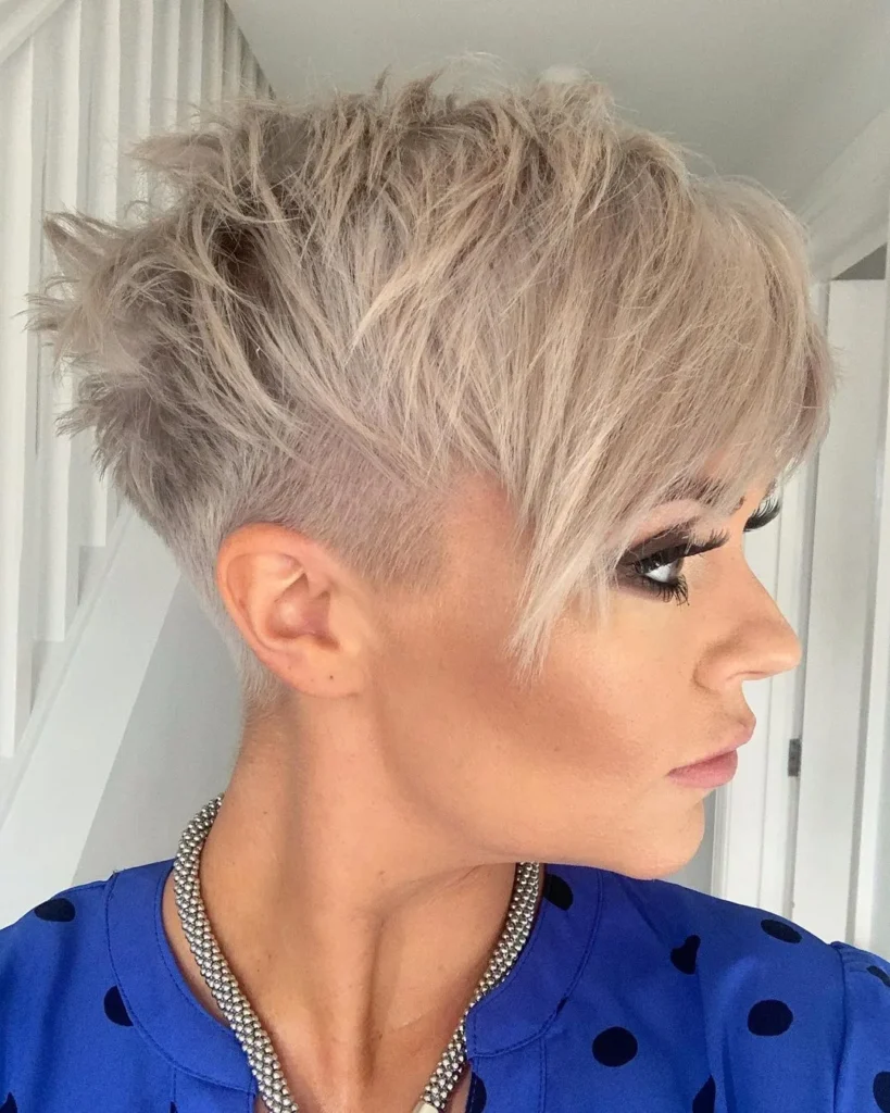 Texturierter Pixie-Cut mit Pony