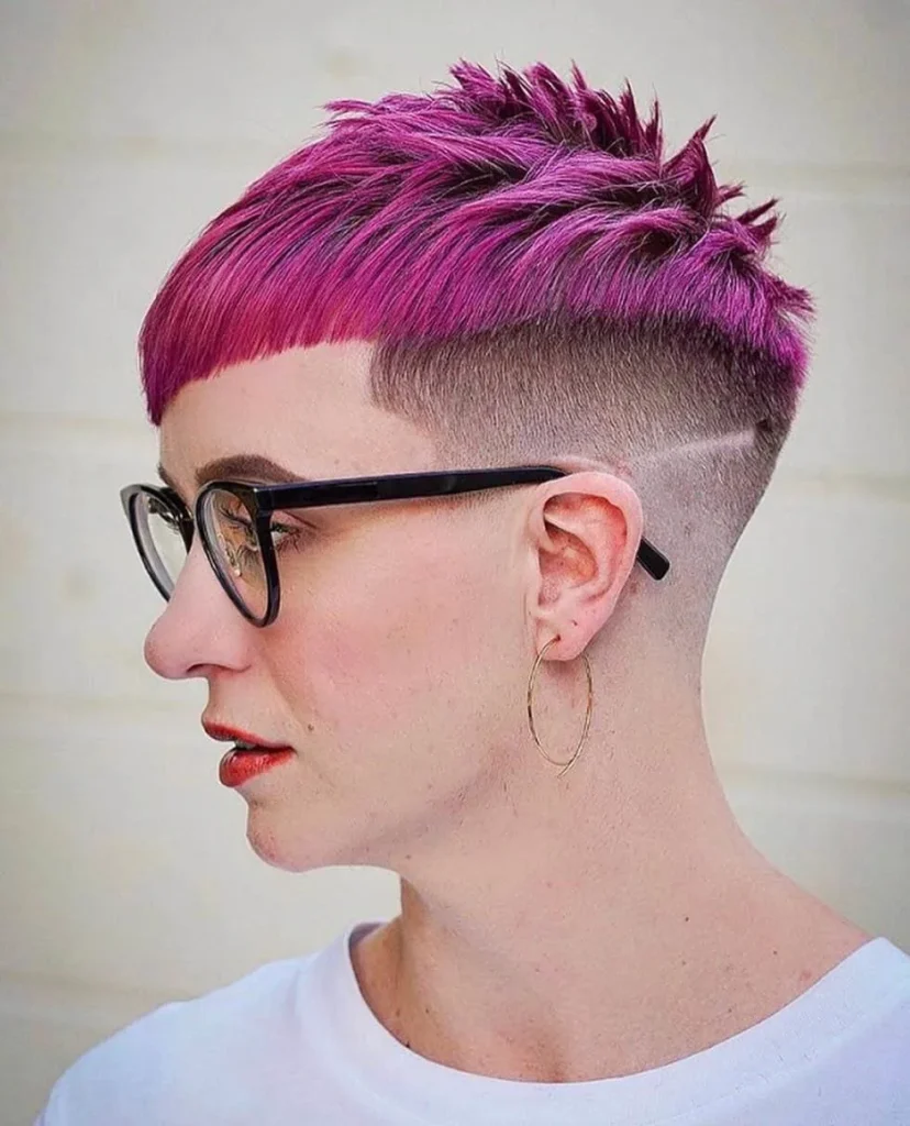 Violett-Pinker Pixie mit Undercut