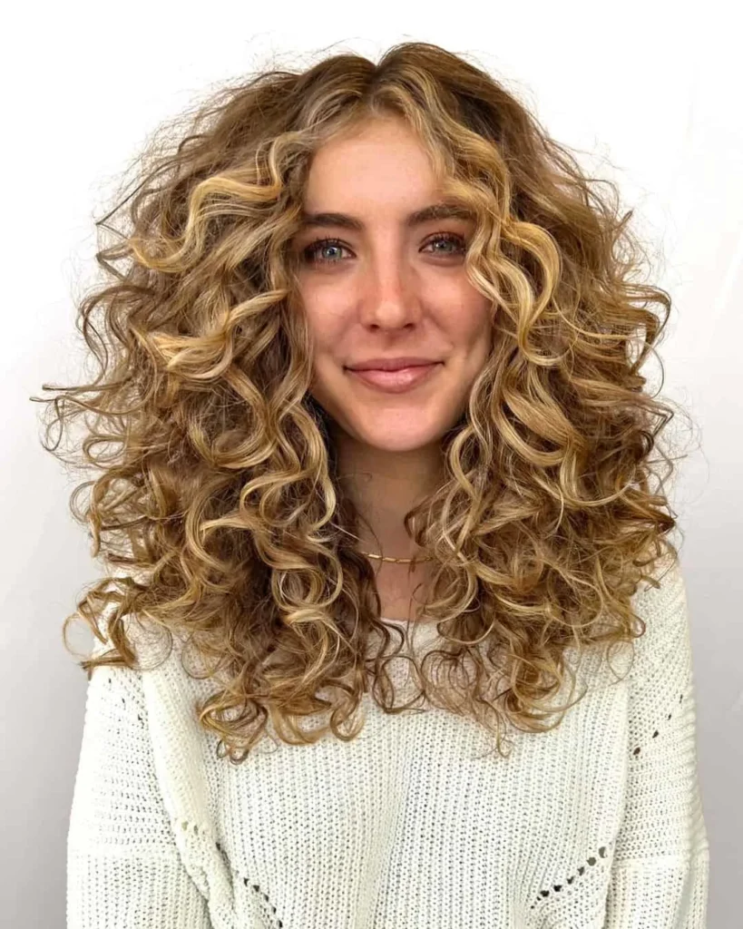 Warme dunkelblonde Locken