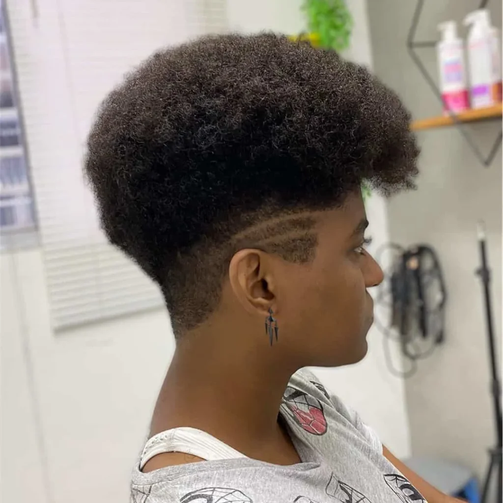 Afro-Pixie Haarschnitt für dichtes Haar