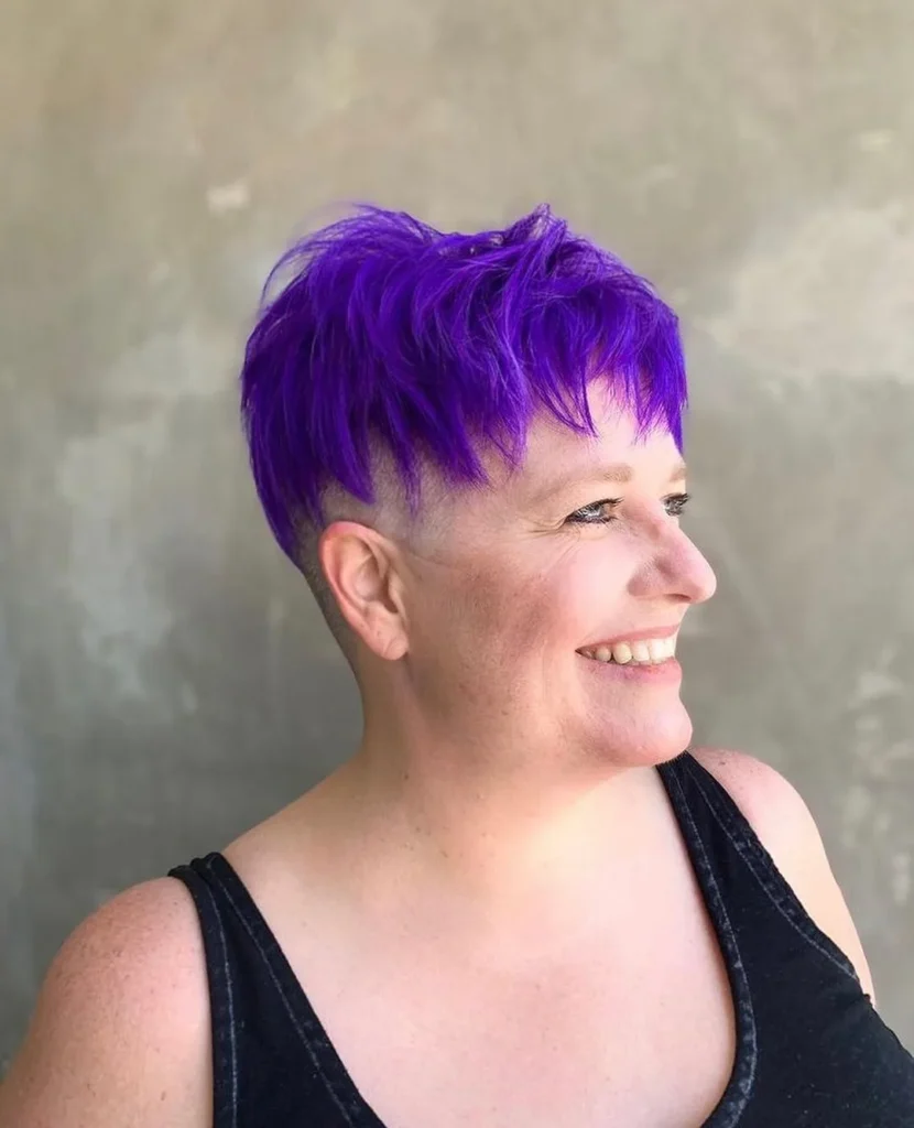 Blauer Choppy-Pixie mit Undercut