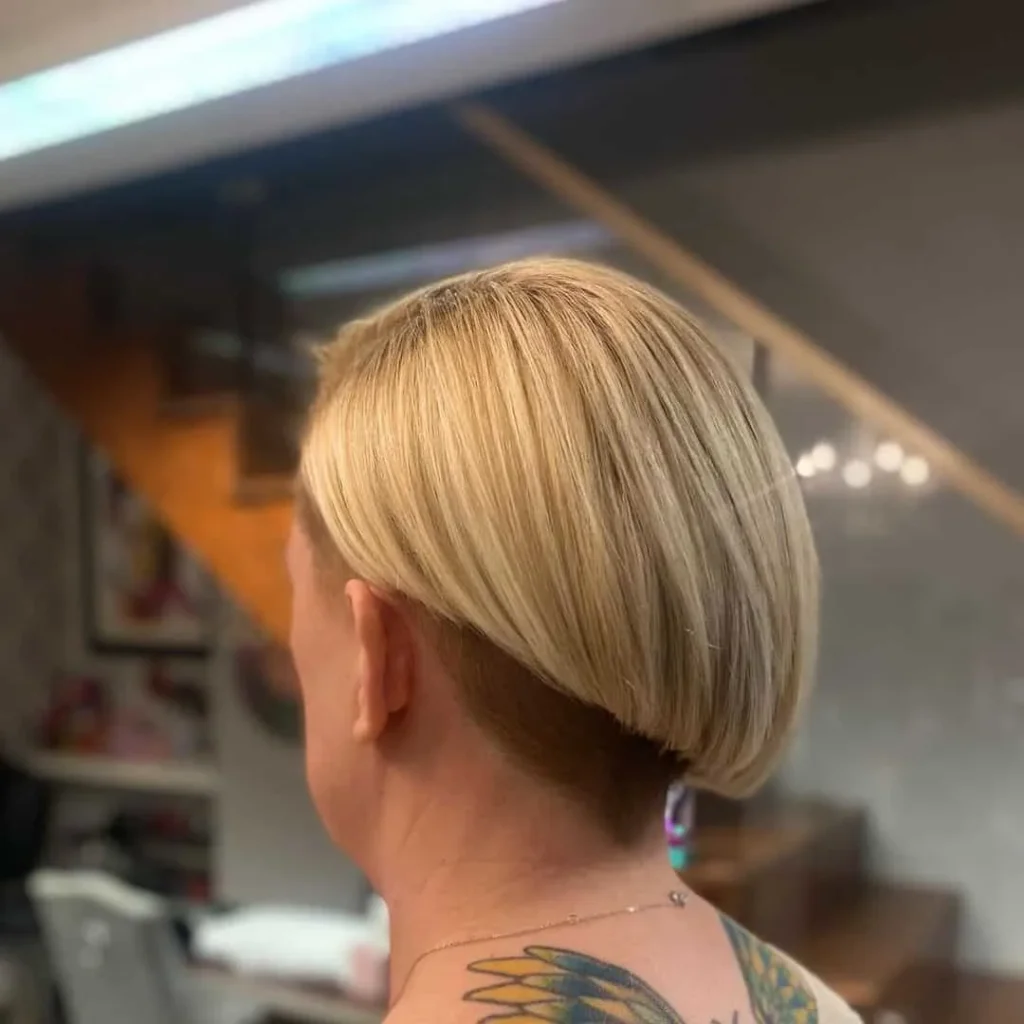 Blonde Kurzhaarfrisur für dichtes Haar mit Undercut