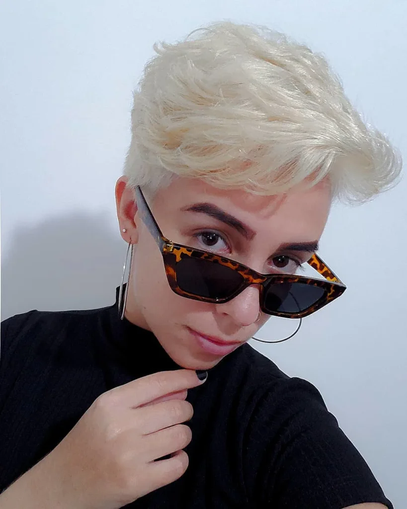 Choppy blonder Pixie