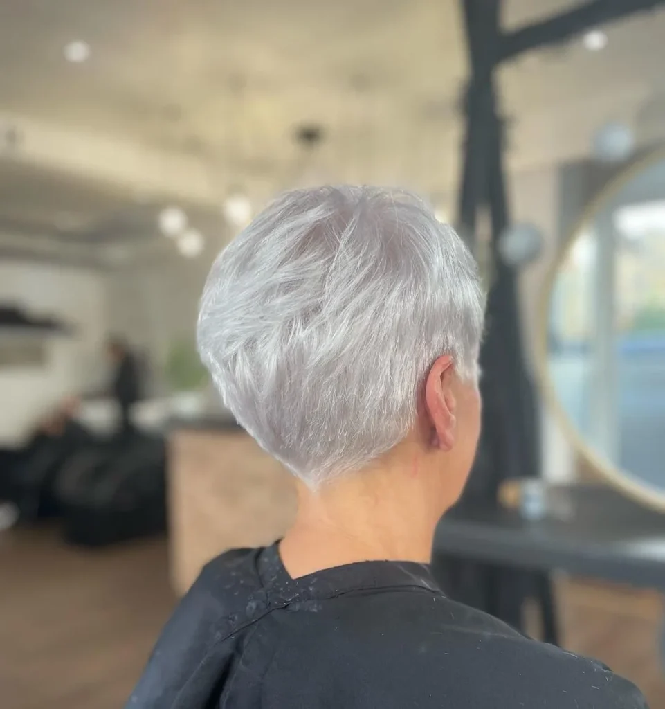  Eisblonder pflegeleichter Pixie-Cut für dünnes Haar