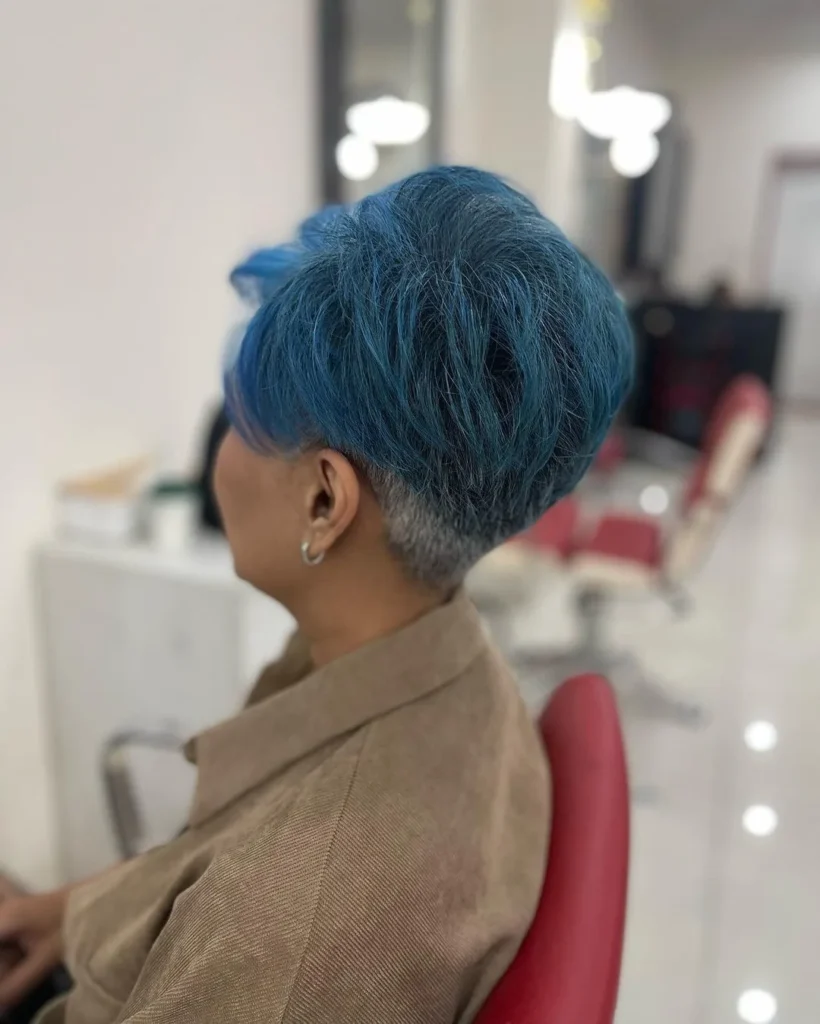 Eleganter blauer Pixie-Cut mit grauem, spitz zulaufendem Teil