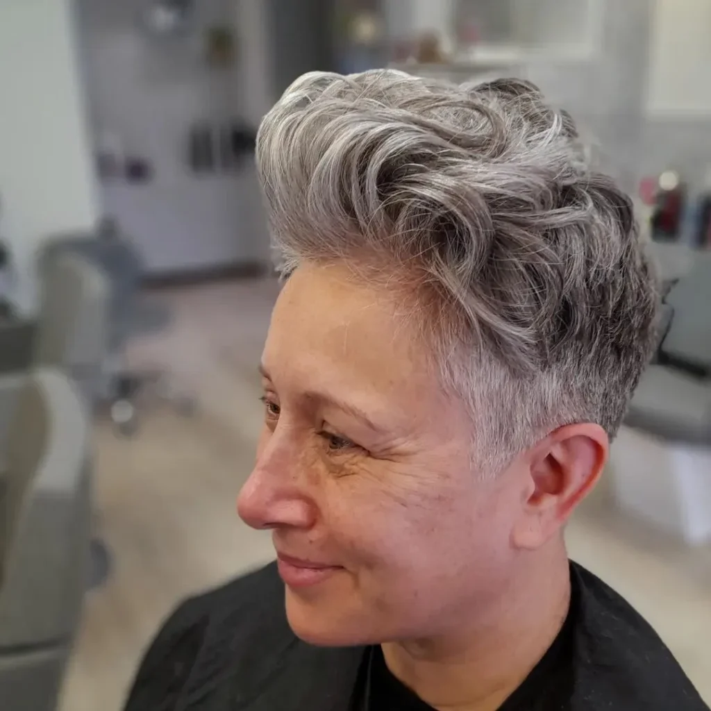 Grauer Pixie-Cut mit lockigem Pony für dichtes Haar