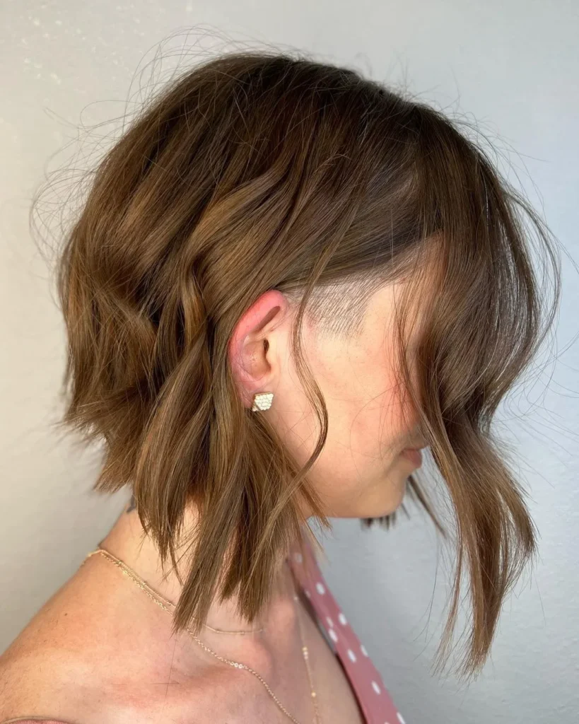 Langer gewellter Undercut-Bob