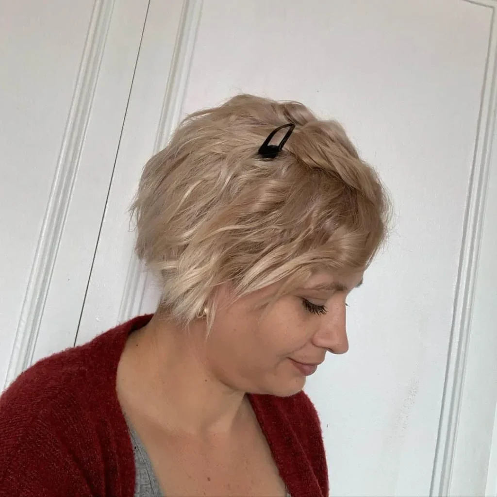 Langer gewellter blonder Pixie-Haarschnitt für dichtes Haar