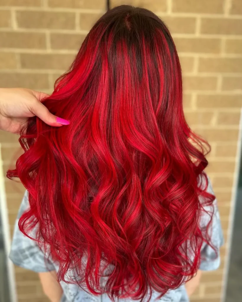 Leuchtend rotes Balayage