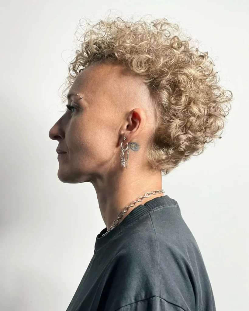  Lockiger blonder Pixie-Cut mit rasierten Seiten