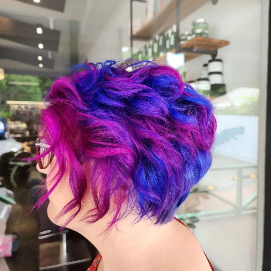  Magenta-Blau und Lila: Locken-Pixie für dichtes Haar