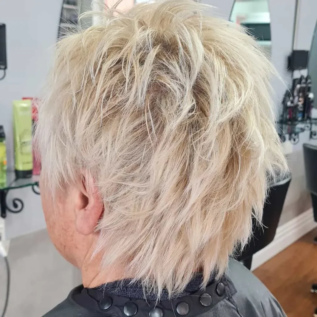 Mittellanger blonder Choppy-Pixie