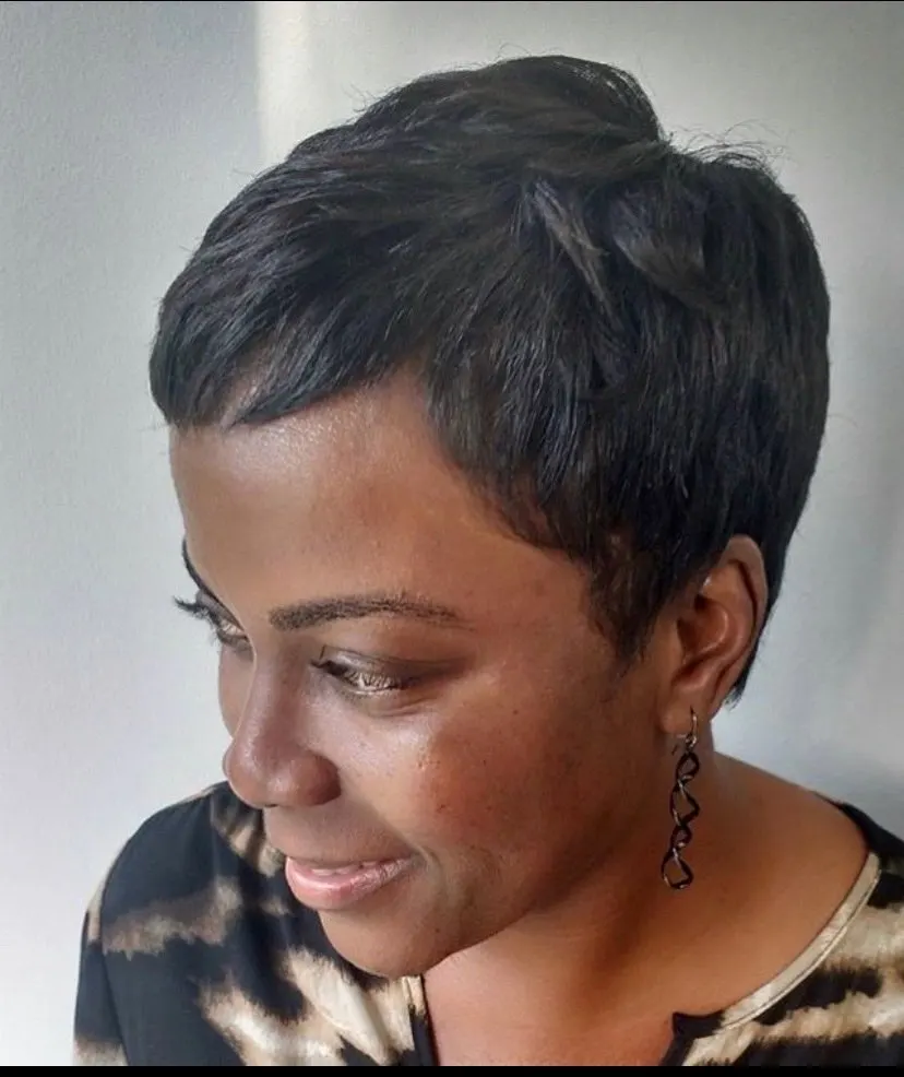 Pflegeleichter Pixie-Cut für afroamerikanisches dünnes Haar