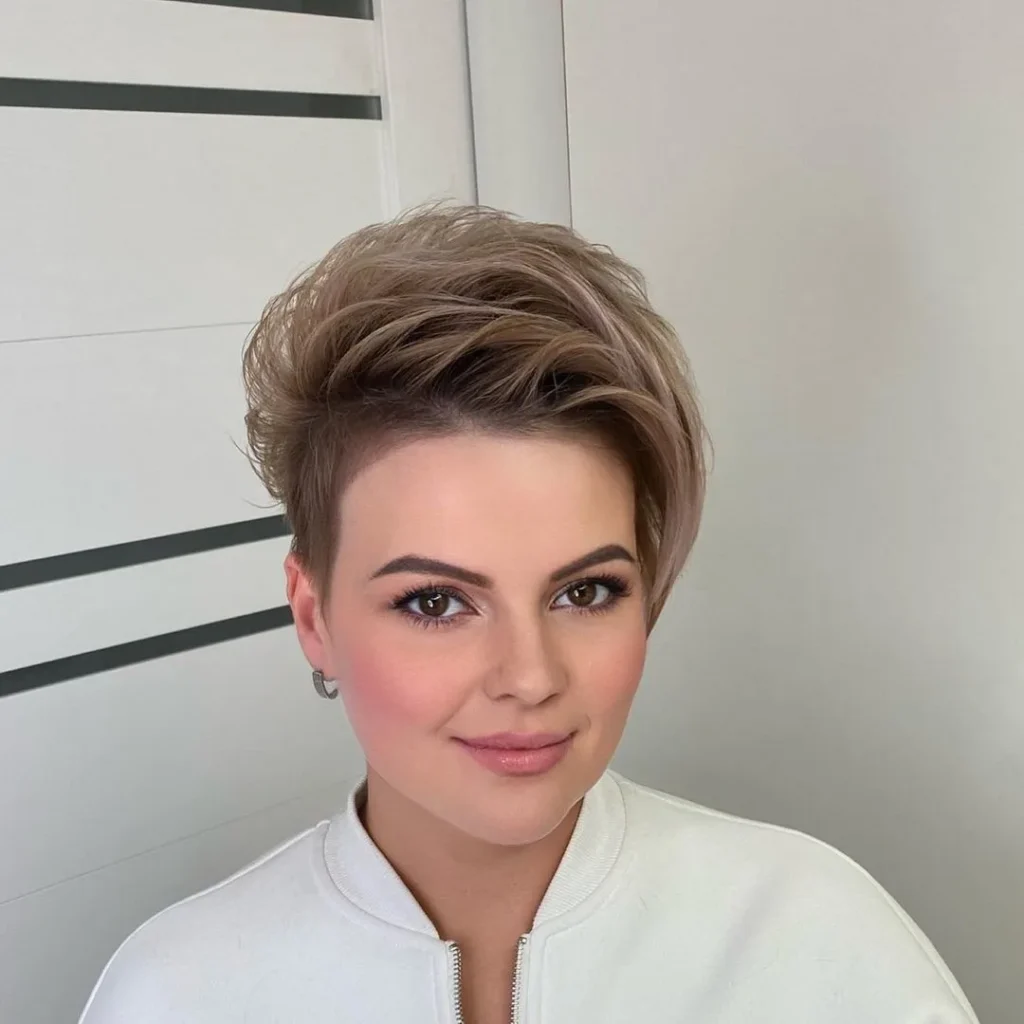 Pixie-Cut für herzförmiges Gesicht und dichtes Haar