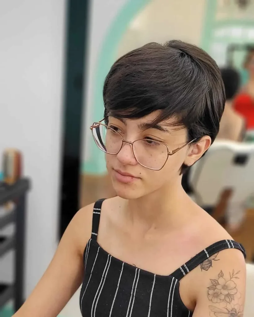 Pixie-Cut für junge Frauen mit dichtem Haar und Brille