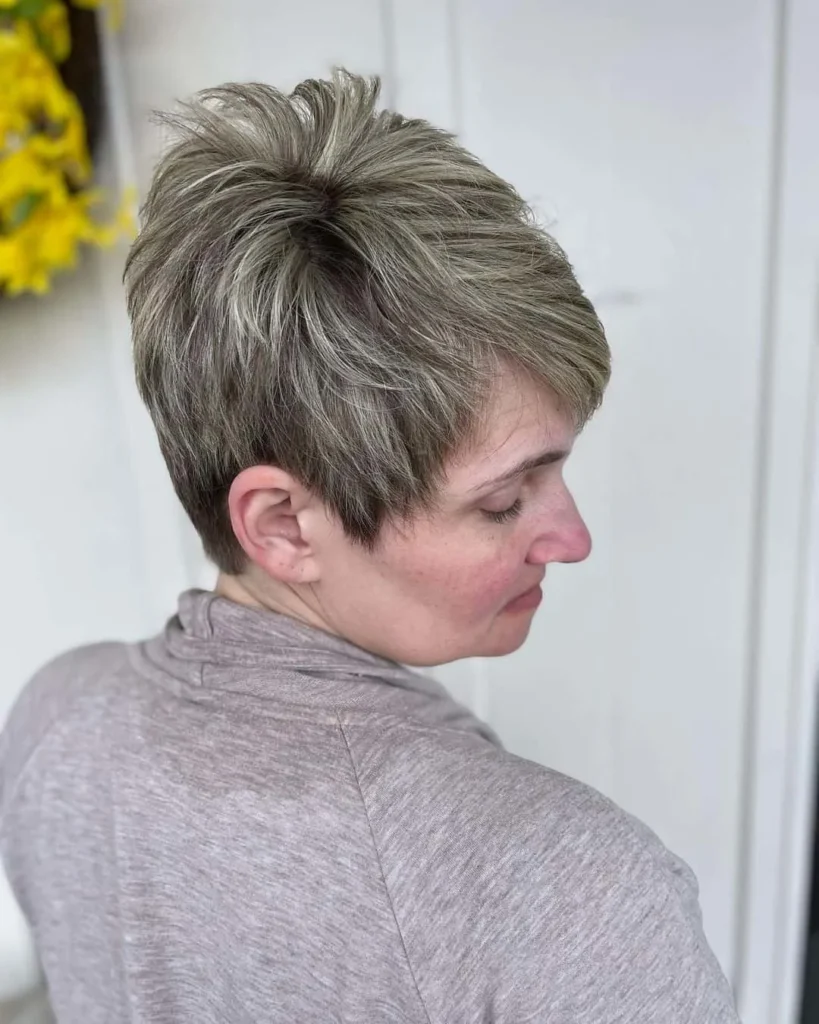 Pixie-Cut mit erhöhtem Scheitel für dichtes Haar