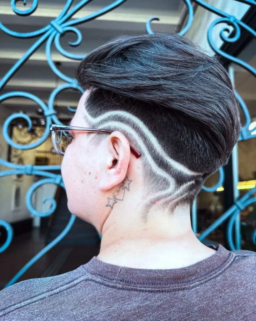 Pixie-Haarschnitt für dichtes Haar mit einem designten Undercut