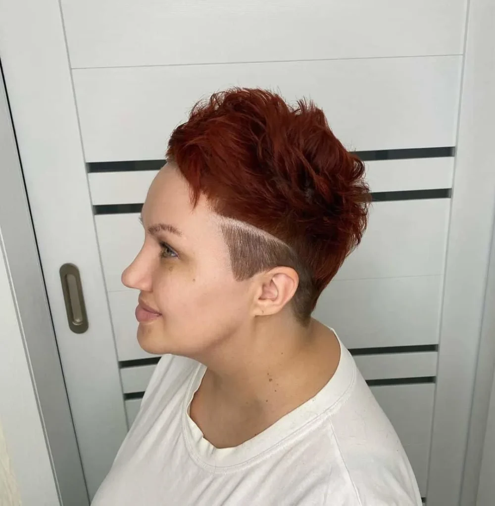 Pixie-Haarschnitt für dichtes Haar mit rasierten Seiten