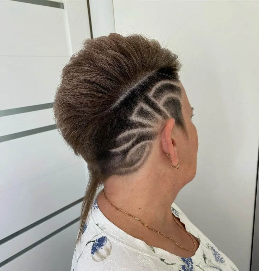 Pixie-Schnitt mit Rat-Tail und gemustertem Undercut