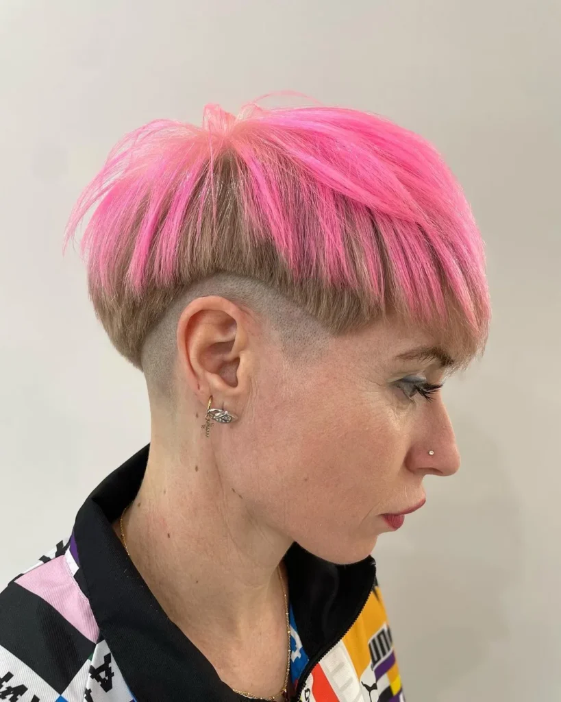 Pixie für dichtes Haar mit einem ausgefallenen Undercut