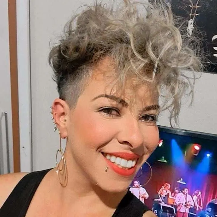 Pixie mit kantigem Locken-Irokesenschnitt