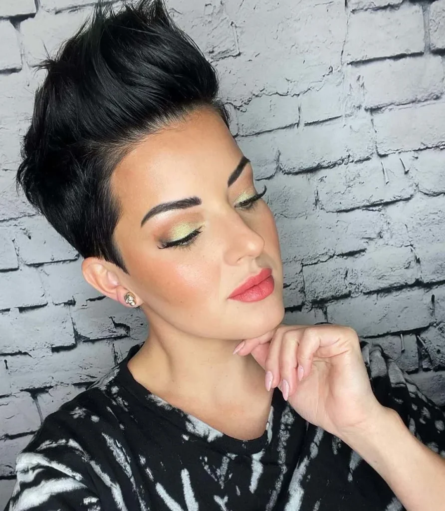 Quiff-Pixie-Haarschnitt für dichtes Haar