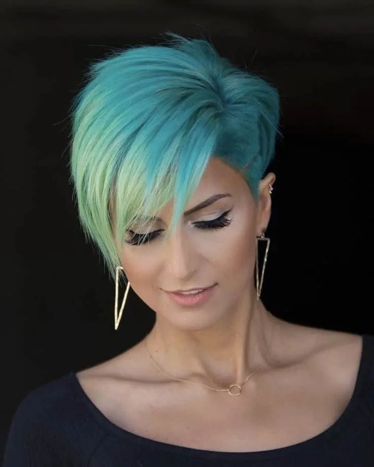 Smaragdgrüner Pixie-Cut für dickes Haar