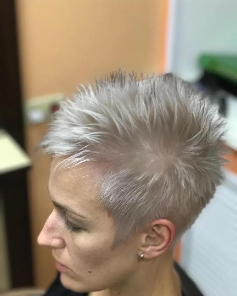 Stacheliger, pflegeleichter Pixie-Cut für dünnes Haar