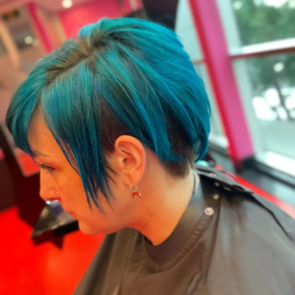 Teal Pixie-Haarschnitt für dichtes Haar