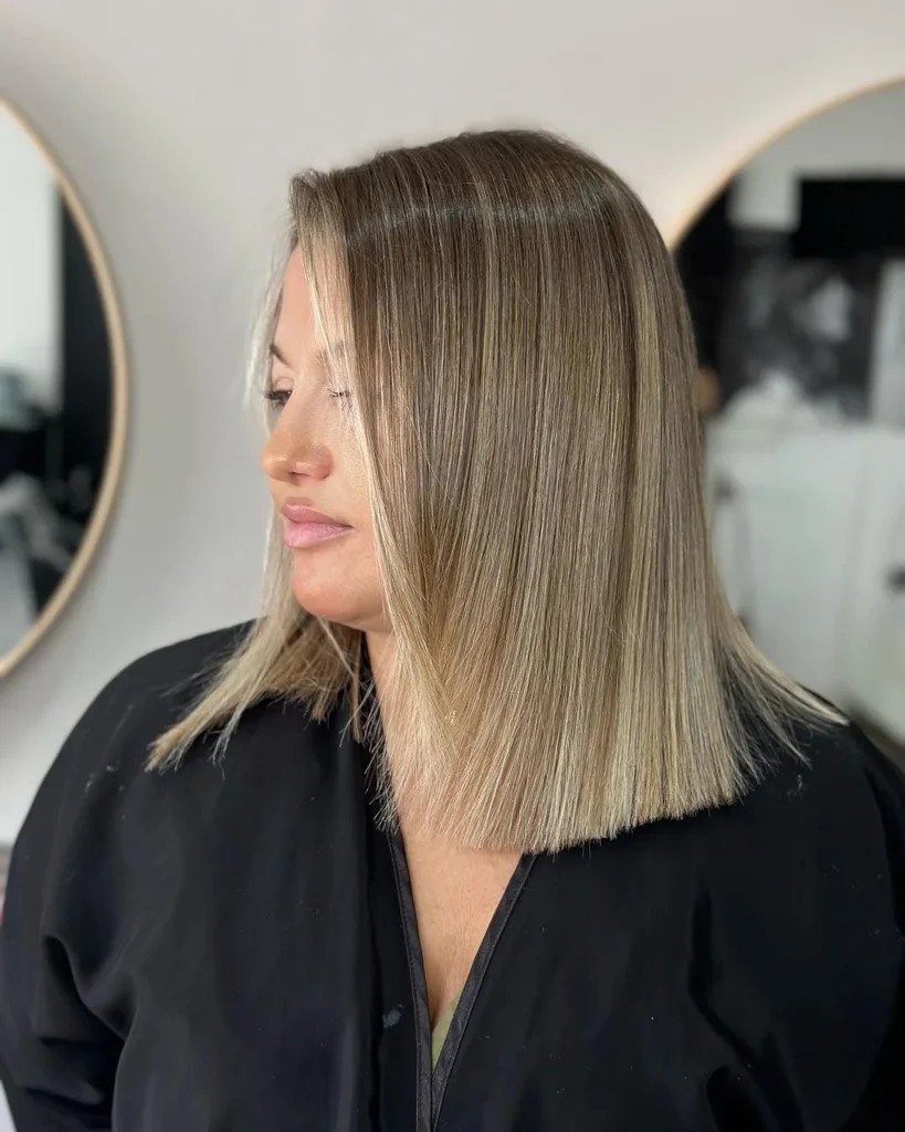 Blondes Balayage auf glattem Haar