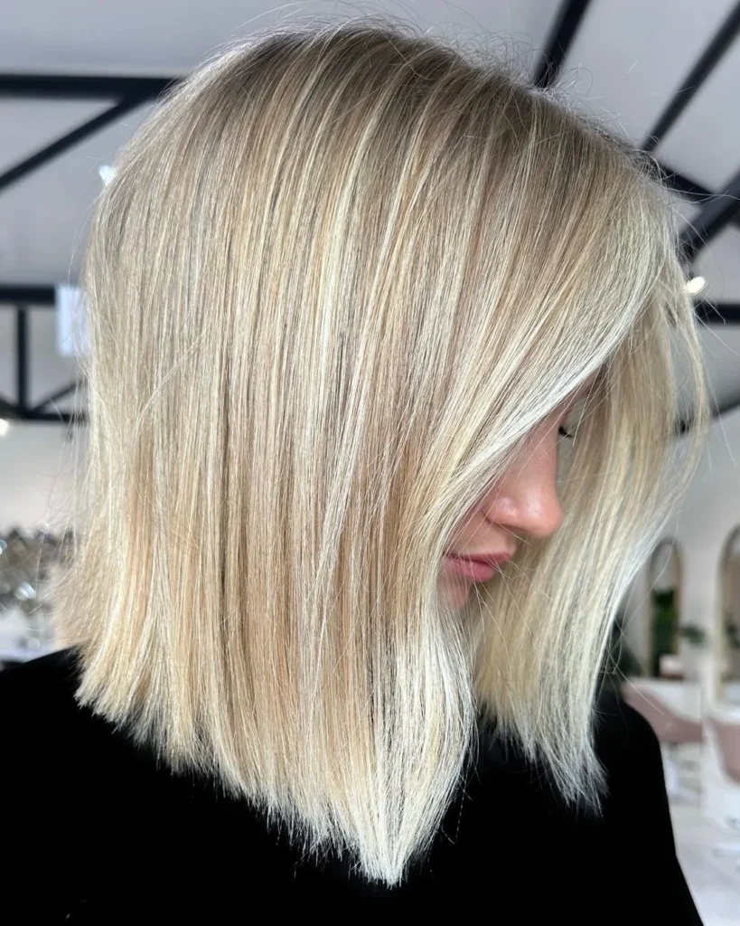 Blondes Haar mit Folien-Highlights