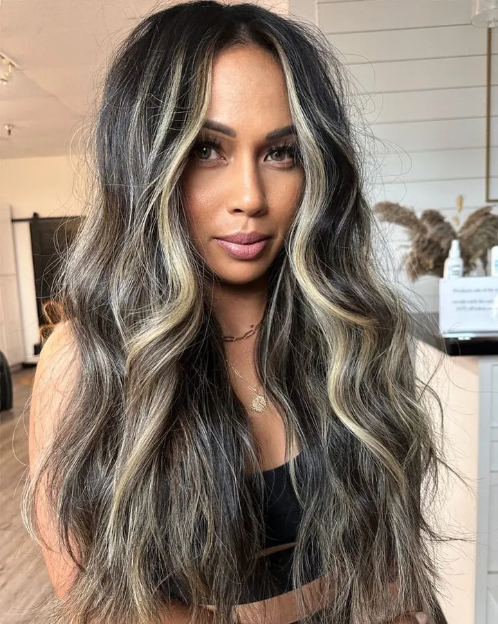 Brauner Balayage-Look mit starken Strähnchen vorne