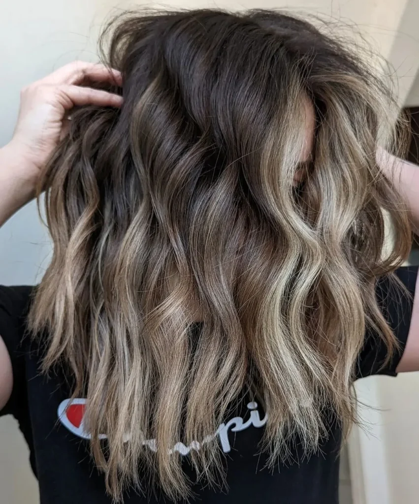 Braunes Haar mit aschblondem Balayage