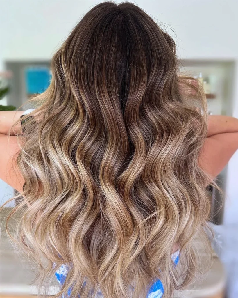 Braunes Haar mit hellblondem Balayage