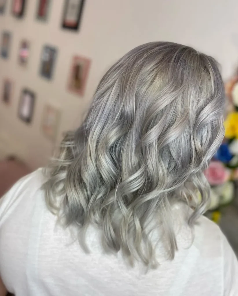 Eisiges silber-blondes Haar