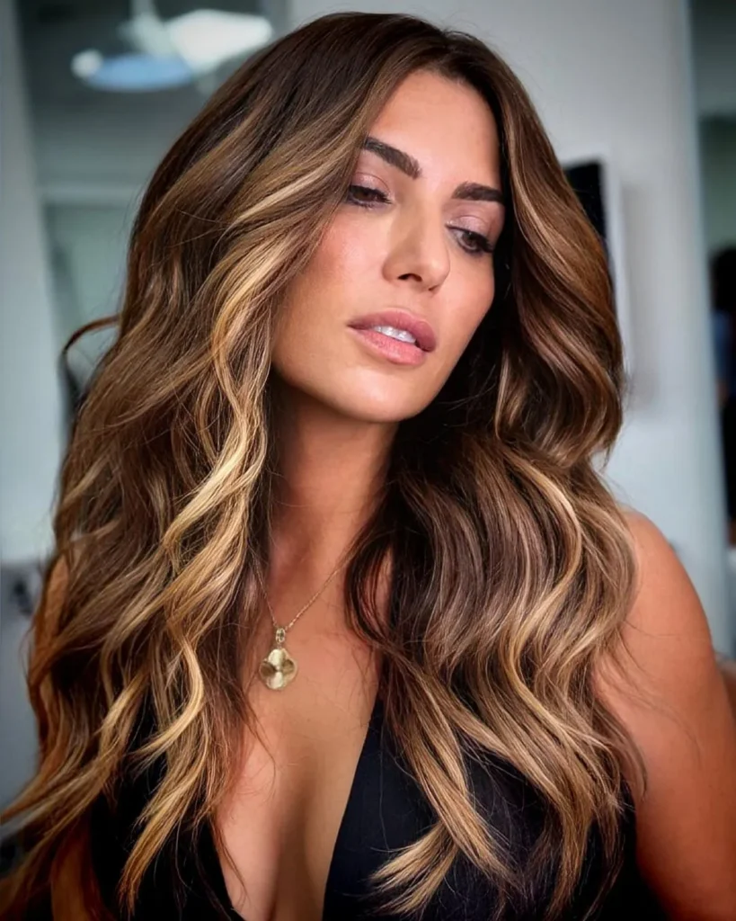 Karamellbraunes Haar mit goldenen Highlights