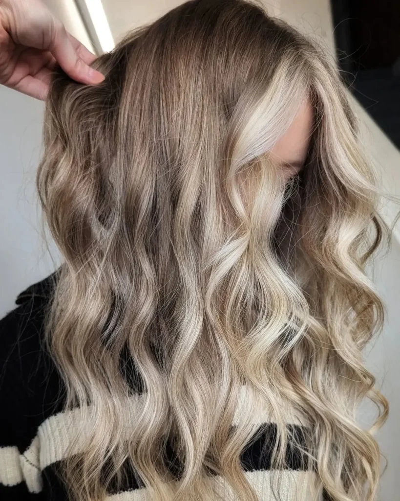 Platin-Balayage auf hellbraunem Haar