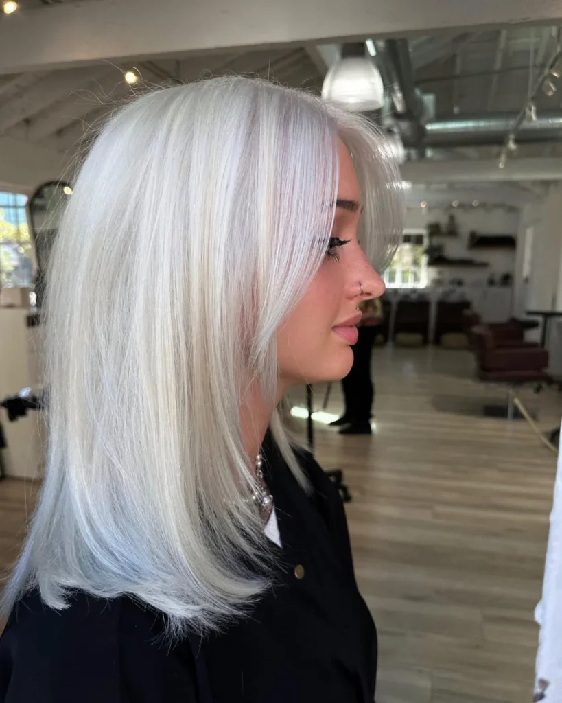 Platinblondes mittellanges Haar