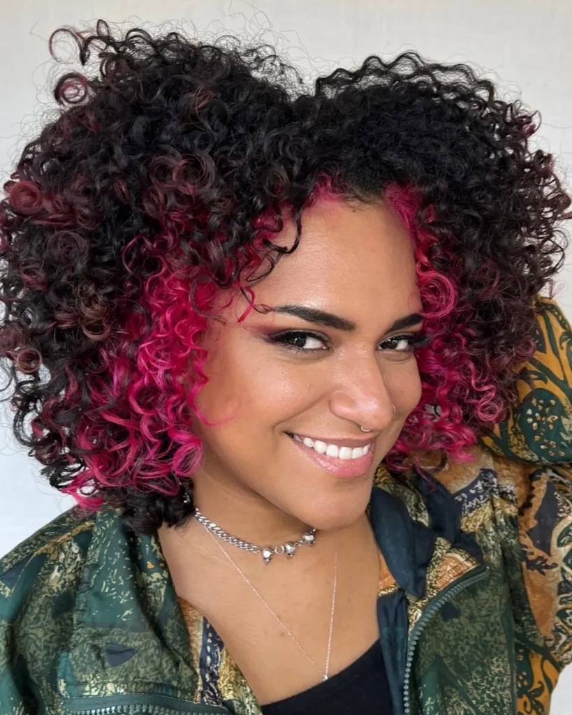 Baddie-Haar mit Gesichts-umrahmenden rosa Highlights