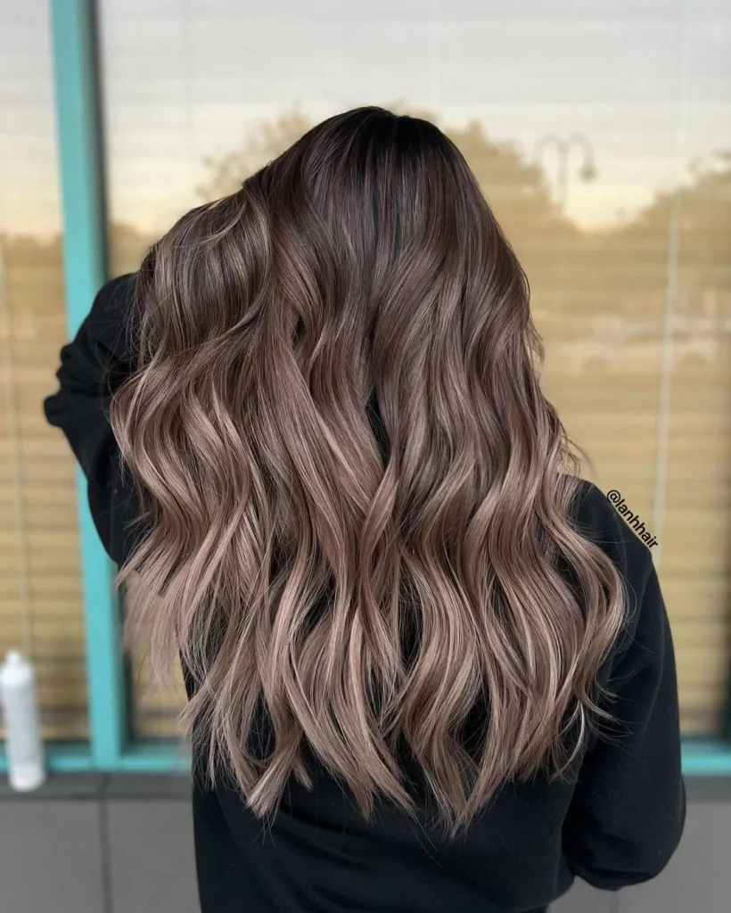 Beige-Brünett Balayage