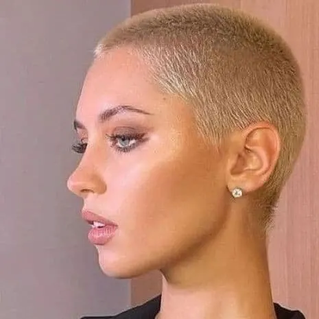 Blonder rasierter Buzzcut für runde Gesichter