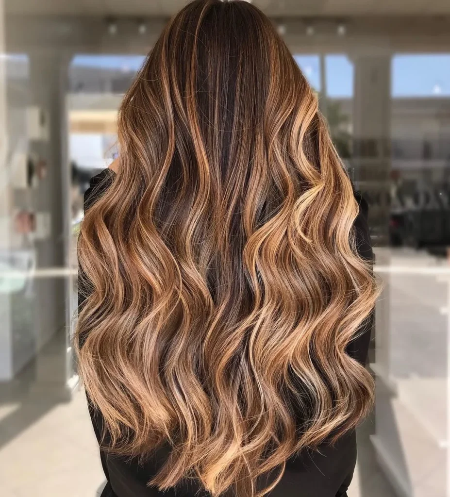 Braunes Haar mit goldenem Balayage