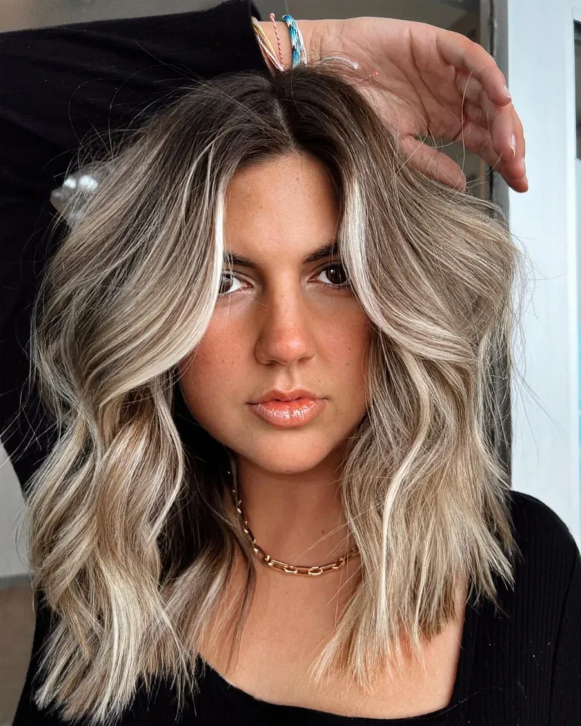 Braunes Haar mit platinblonden Highlights