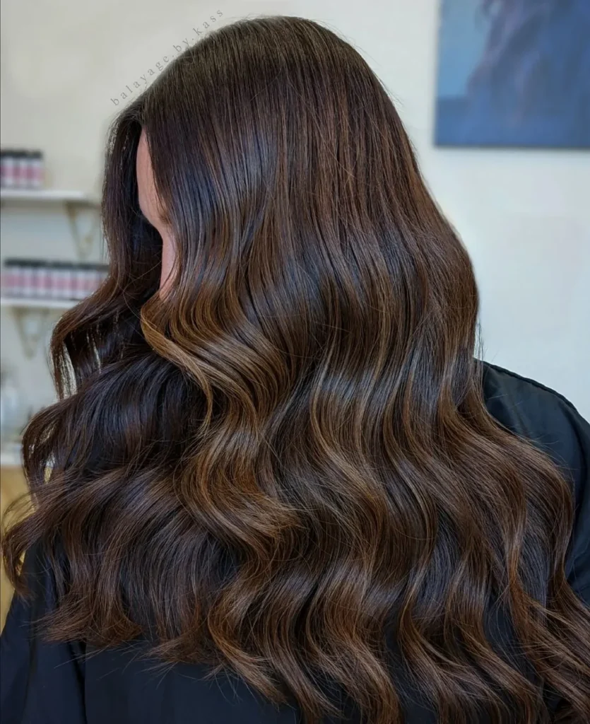 Dunkles Brünett mit Walnuss-Balayage