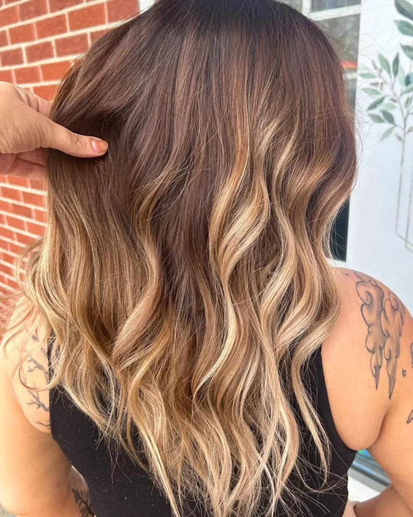 Goldblonde Balayage auf mittelbraunem Haar