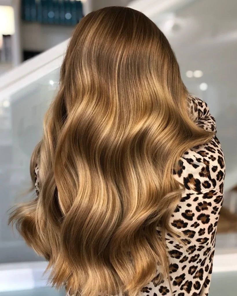 Goldbraunes Haar mit Highlights