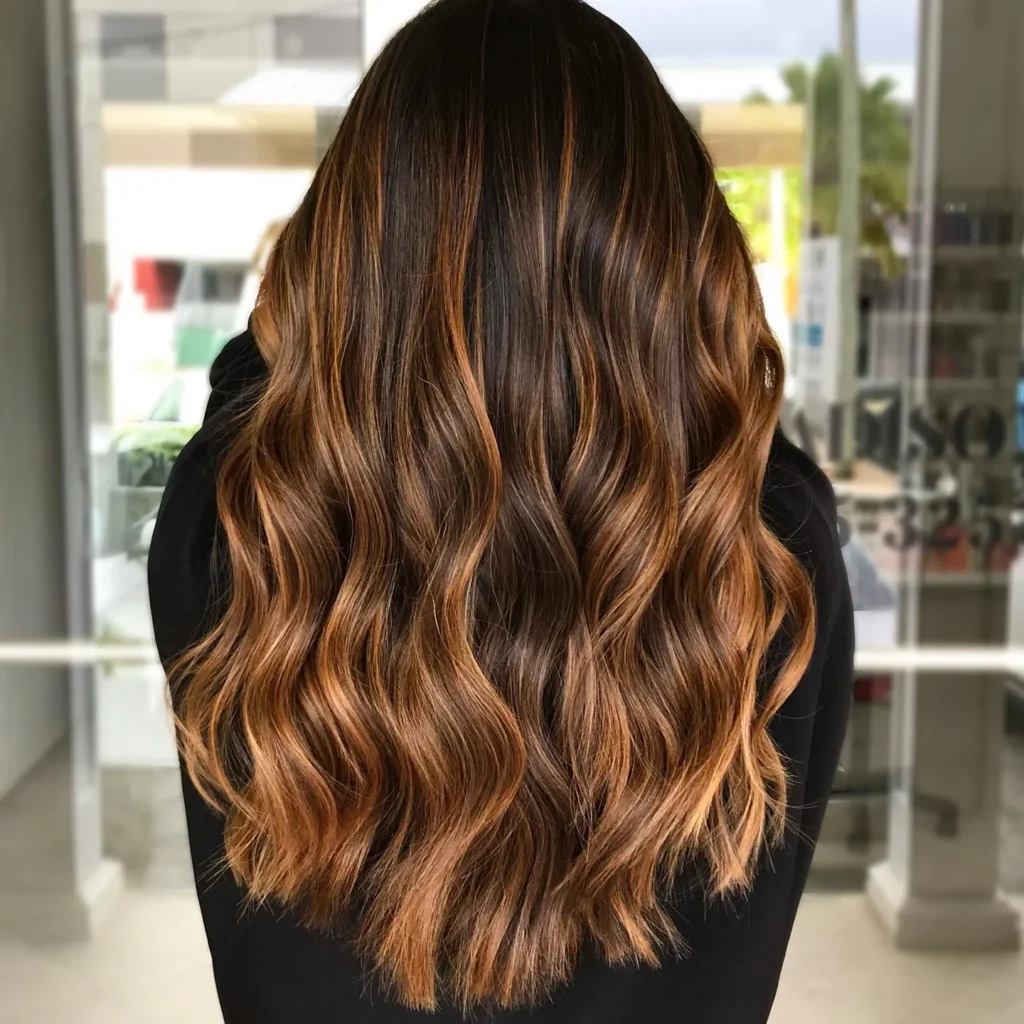  Goldene Balayage auf braunem Haar