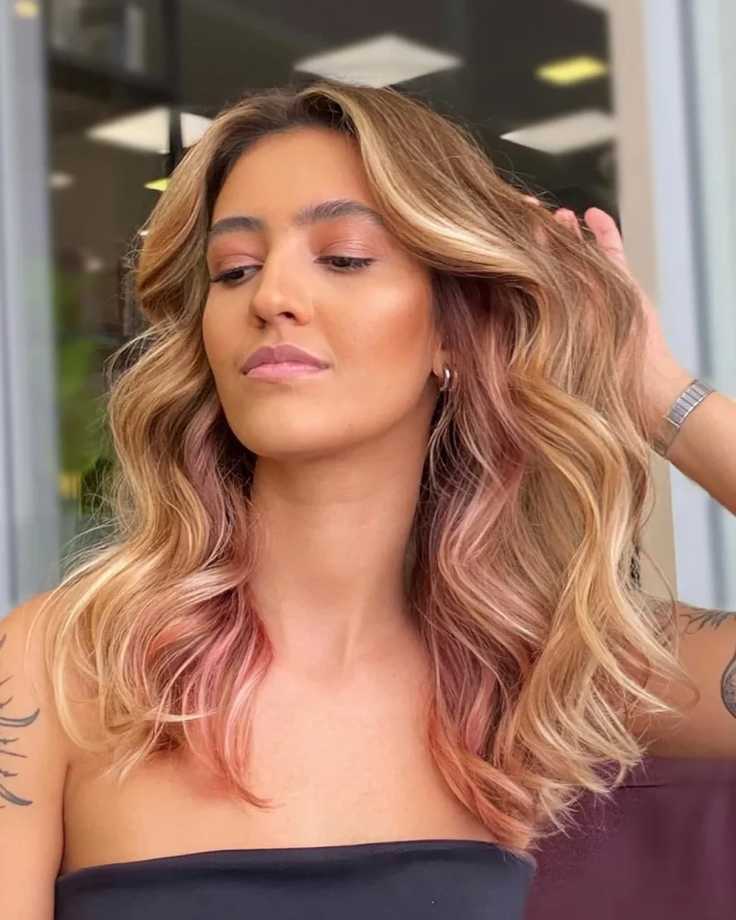 Goldene rosa Balayage-Wellen