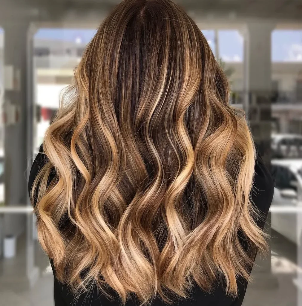 Helles goldbraunes Haar mit Highlights